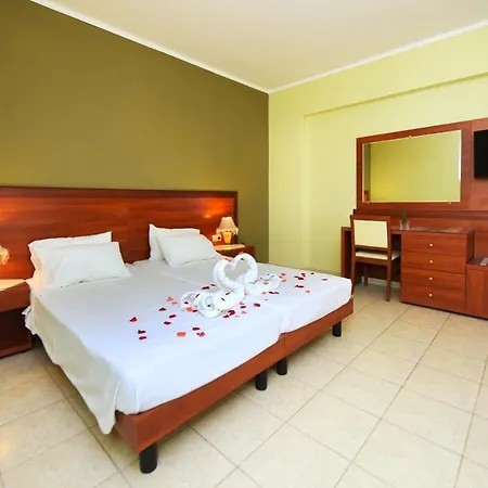 Esmeralda Aparthotel 3*