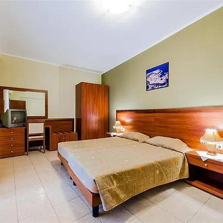 Esmeralda Aparthotel 3*